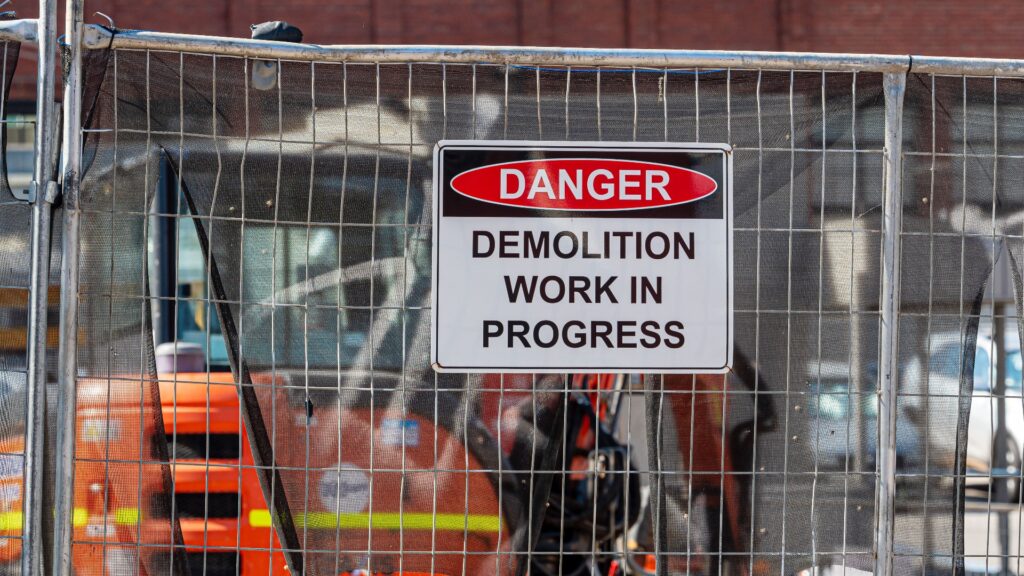 Gefahr, Abrissarbeiten in einer echten Baustelle.